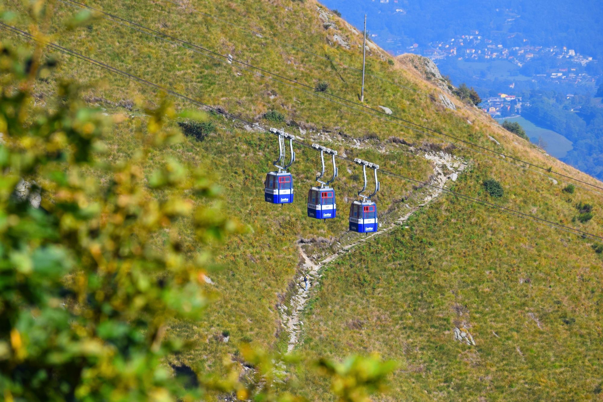 Seilbahn Monte Lema: spektakuläre Aussicht auf die Berge und Natur. Ideal für Abenteuer und Gruppenaktivitäten.