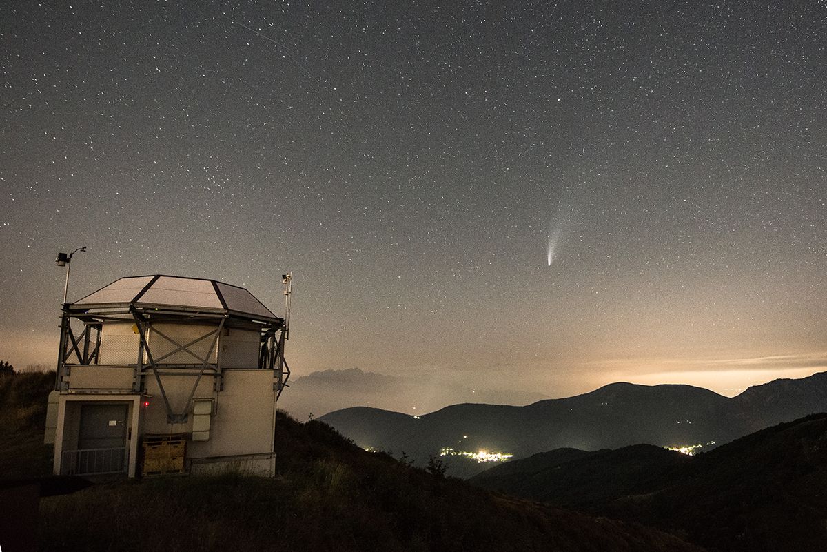 Seilbahn Monte Lema: beeindruckende Aussicht auf Berge und nächtlichen Himmel mit Sternen.
