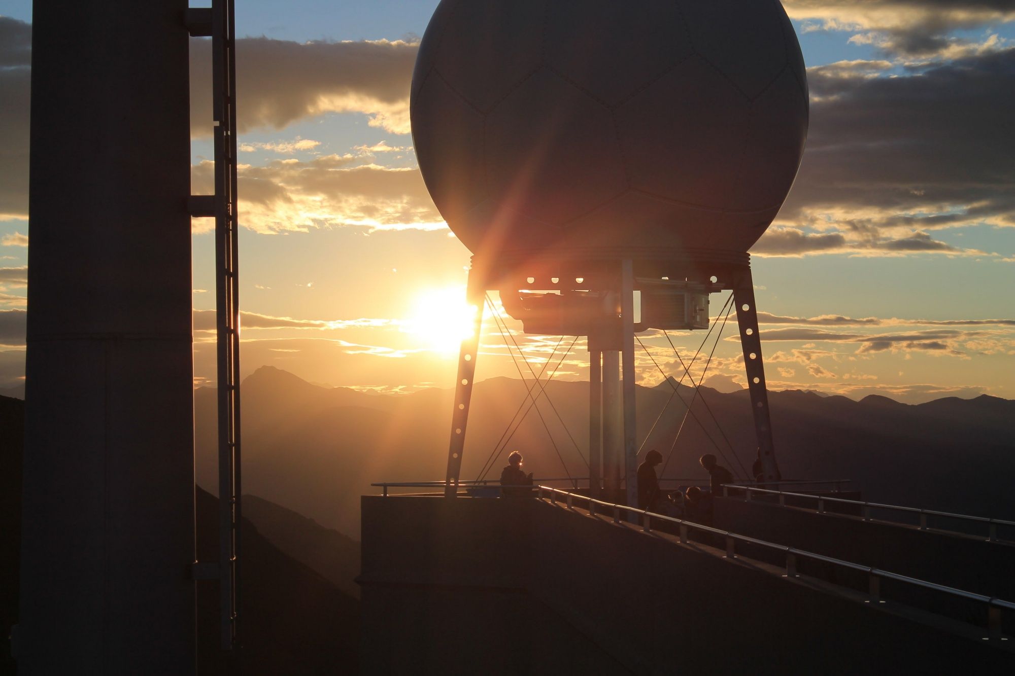 Seilbahn Monte Lema: Herrliche Aussicht beim Sonnenuntergang in den Bergen.