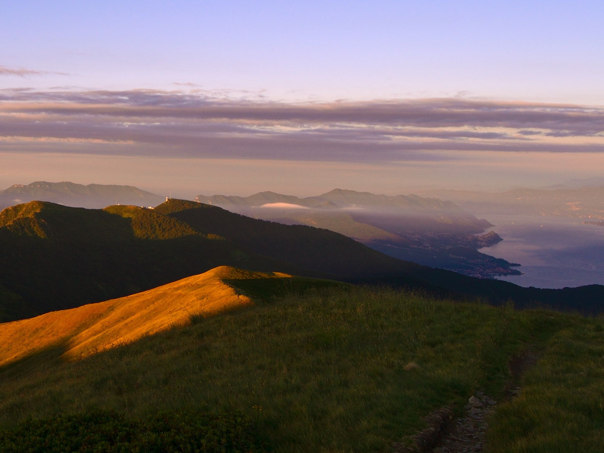 Seilbahn Monte Lema: Panoramablick auf Berge, Natur und Wanderwege bei Giacomo Roda.