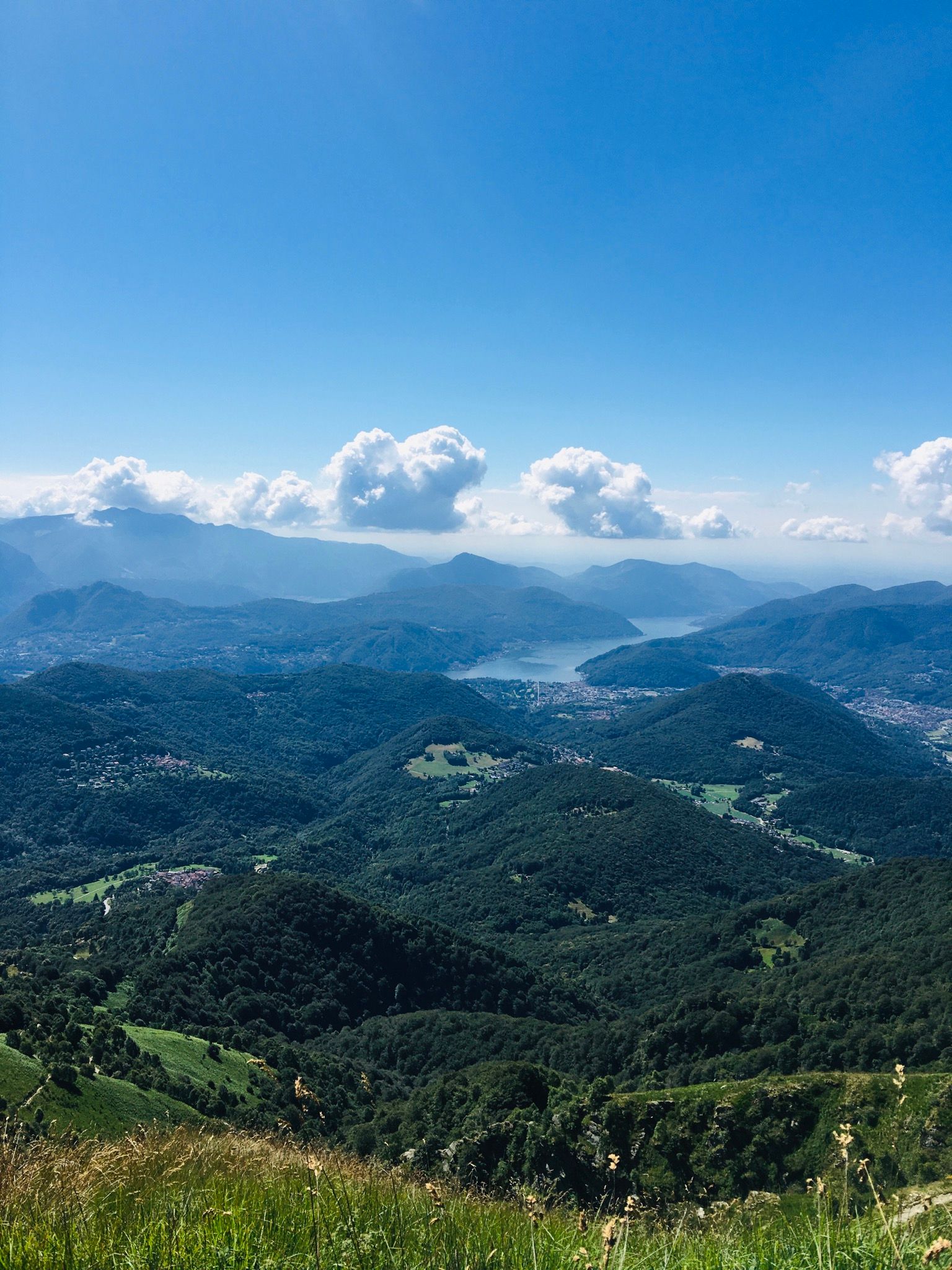 Monte Lema : Parapente dans un panorama montagneux à couper le souffle près de Lugano en été.