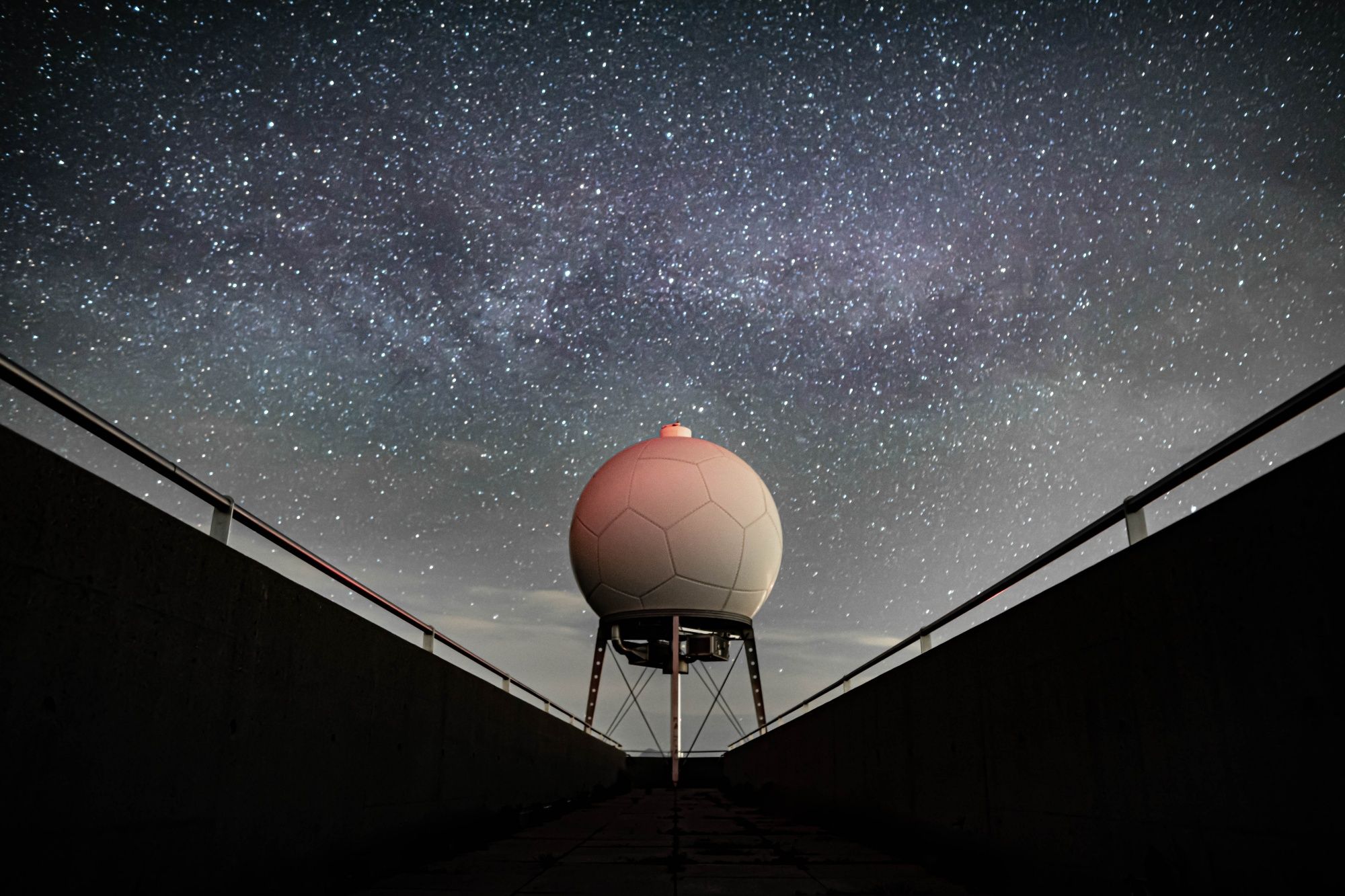 Seilbahn Monte Lema: Wunderschöne Sicht auf die Sterne und die umliegenden Berge bei Nacht