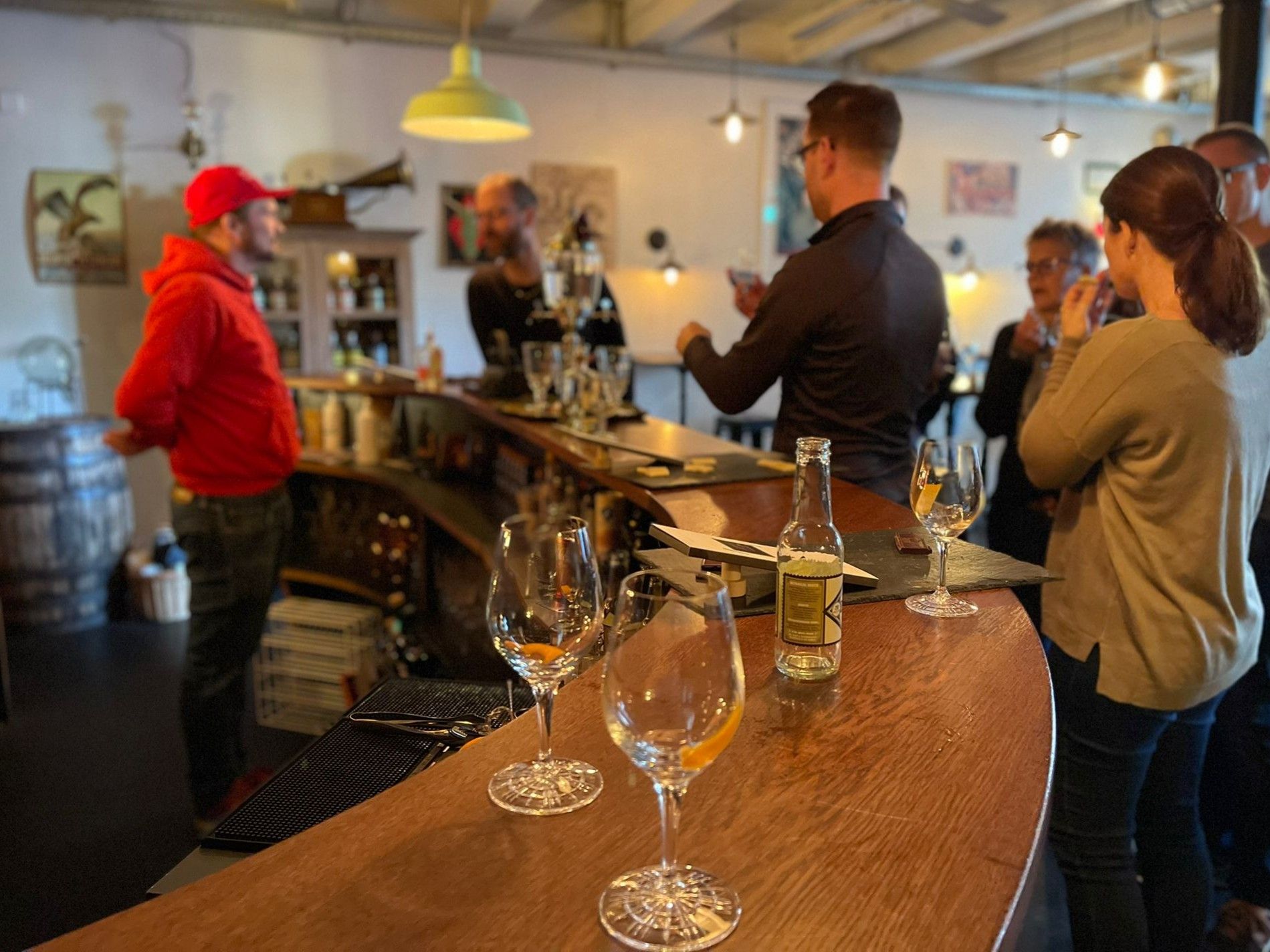 Tasting likor dan arak di Chokobern Tours di Bern, temui schnaps tempatan dan coklat.
