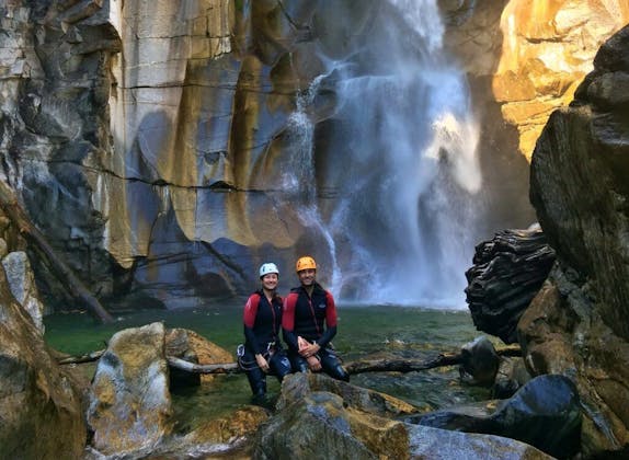 Canyoning com especialistas em Lodrino nas montanhas durante o verão. O grupo desfruta da aventura.