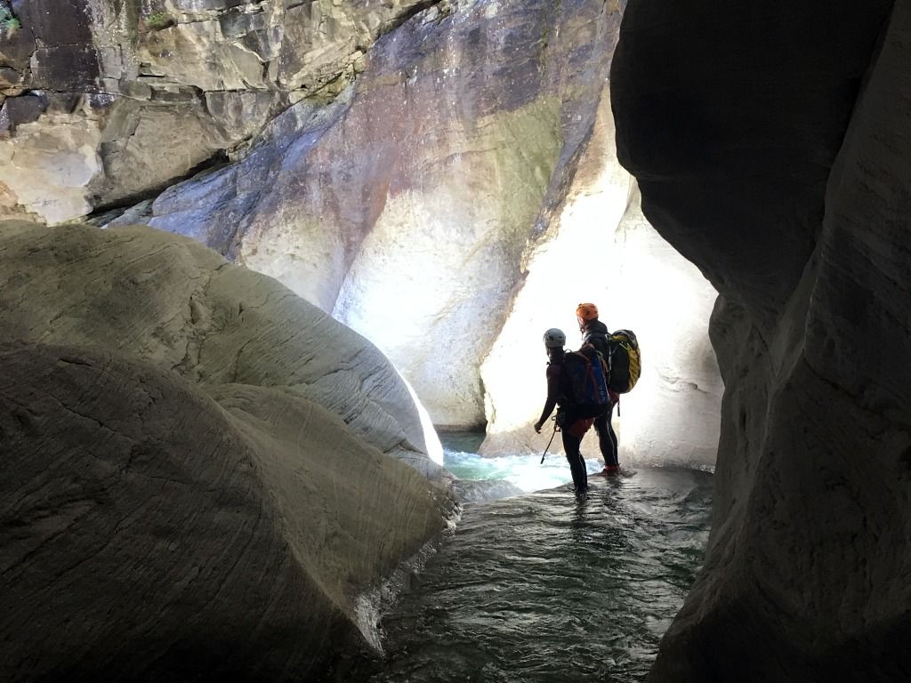 Lodrino canyoning s účastníky v soutěsce