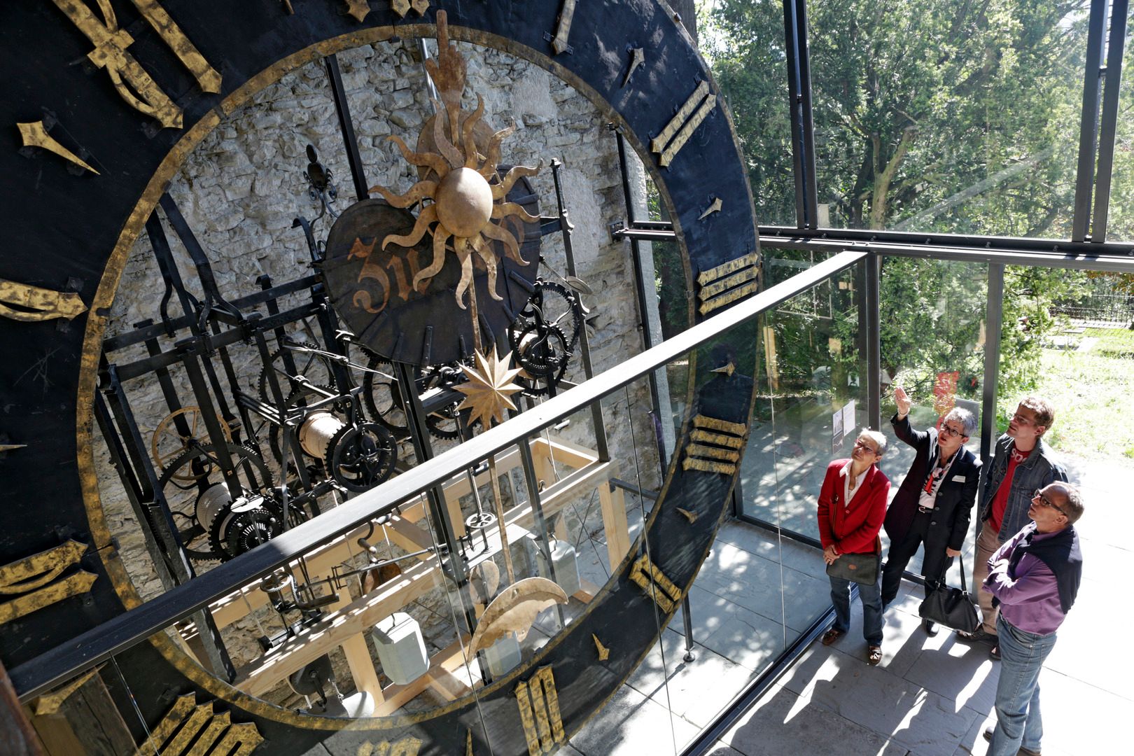 Museggmuren Luzern, besøgende betragter historisk urværk, byvandring med informative detaljer.