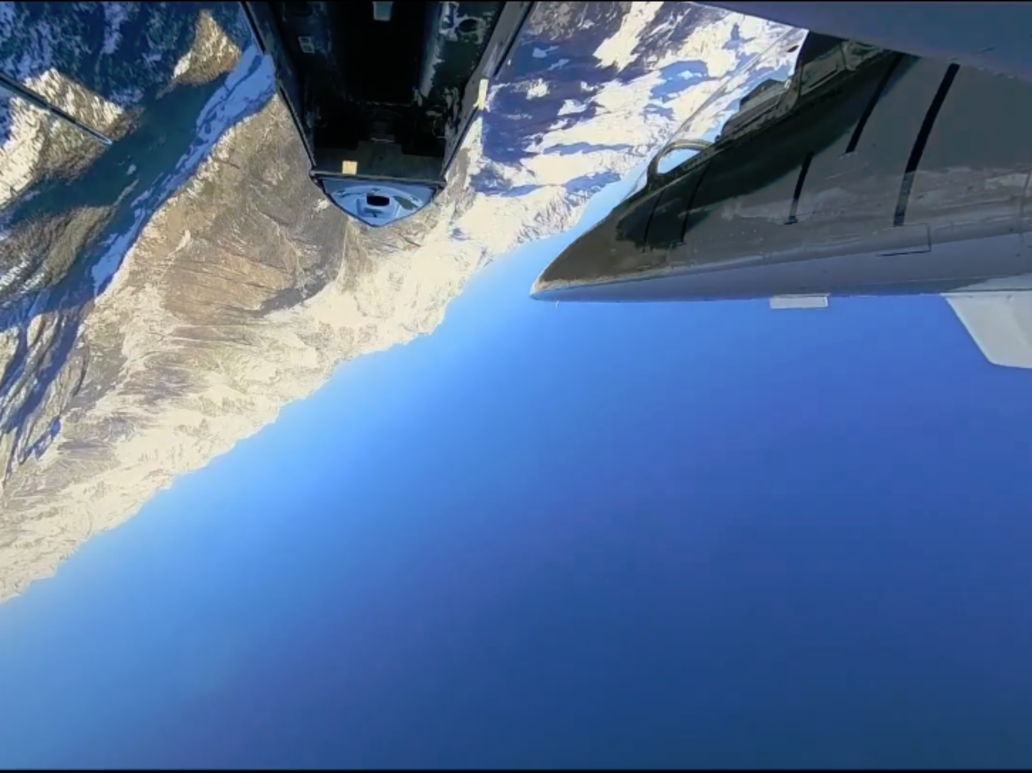 L39 Albatros sur des paysages majestueux des Alpes en Autriche pendant le vol d'hiver.