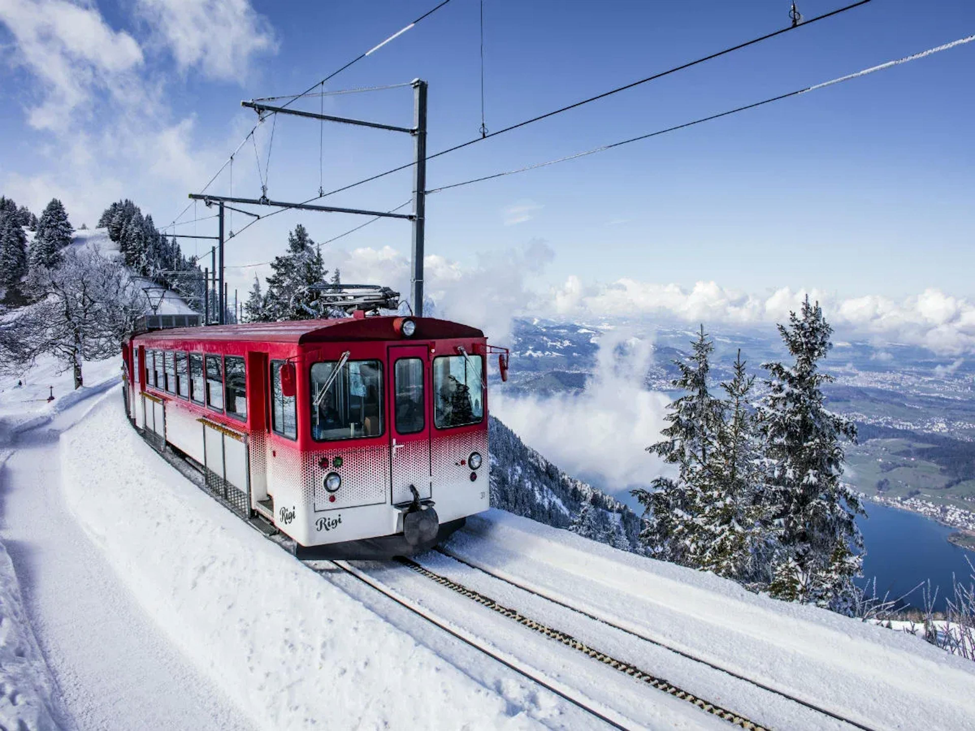 Rigi Bahnen en invierno con nieve, tren y paisaje