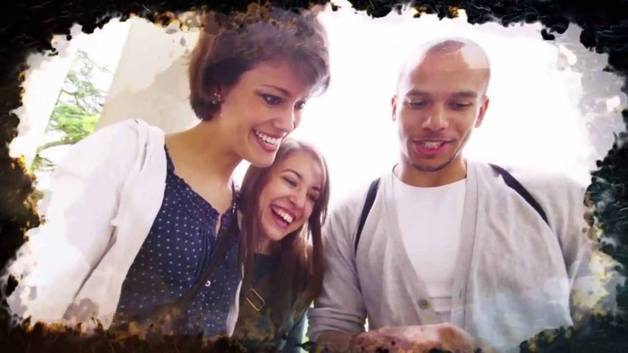 Kouzelná brána v Zürichu s usměvavými návštěvníky, kteří nadšeně sledují mobilní telefon.