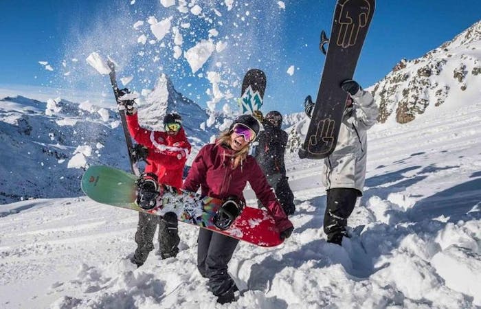 Cours de groupe de snowboard Enfants débutants École de ski de Zermatt