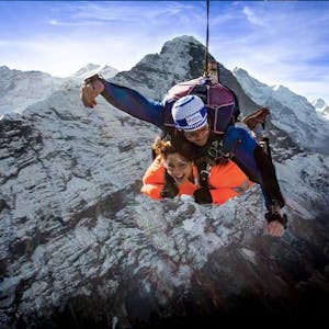 Saut en parachute sur la face nord de l'Eiger, y compris vol panoramique de 15 minutes en hélicoptère