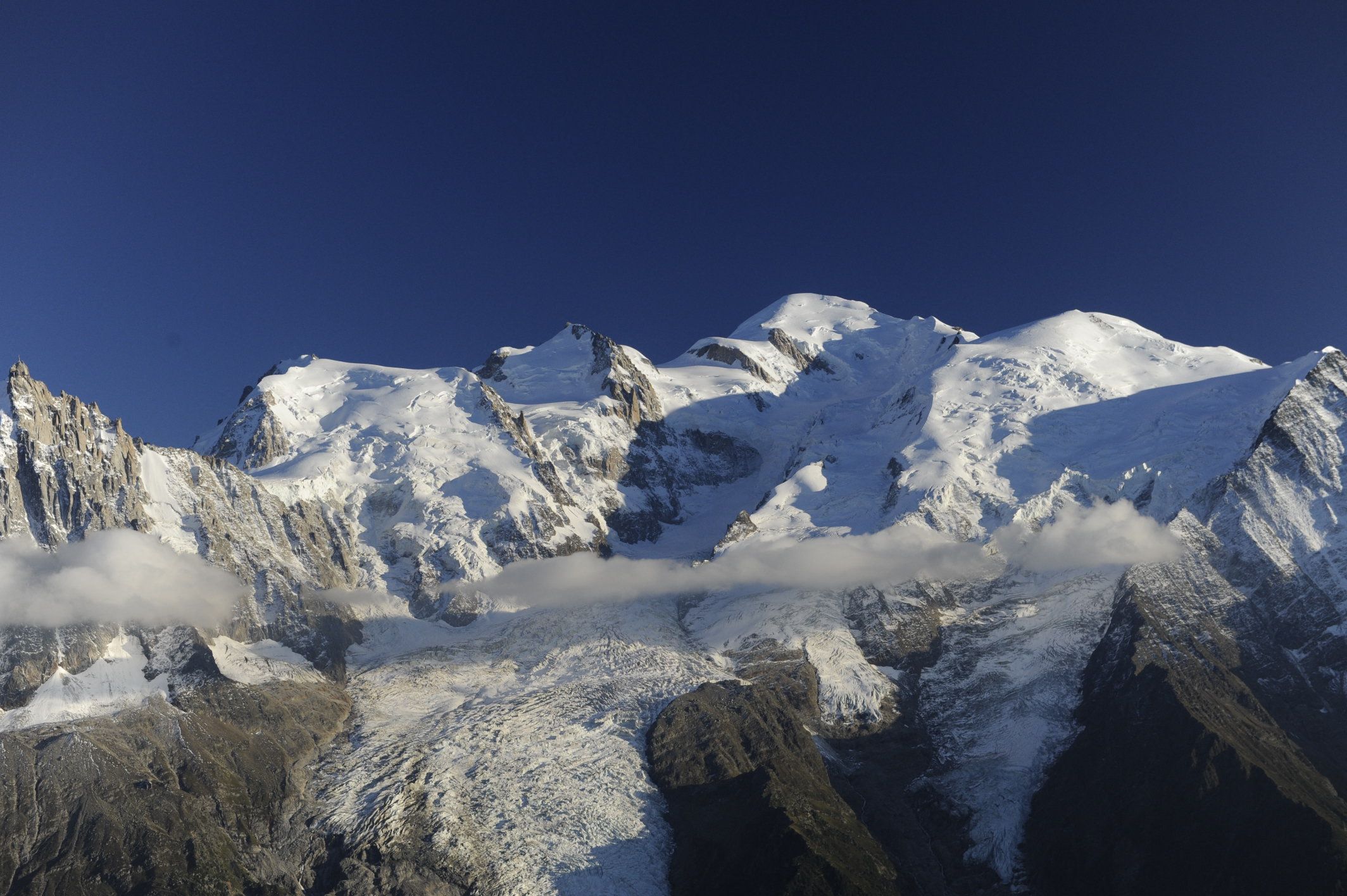 Mont Blanc, schneebedeckte Gipfel, klare Himmel, Aiguille du Midi.
