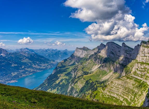 Pendii ripidi sul Lago di Walensee con vista sul lago e sulle montagne