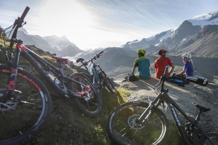 MTB Dasar: nikmati mountain biking di pegunungan saat tur musim panas bersama teman-teman.