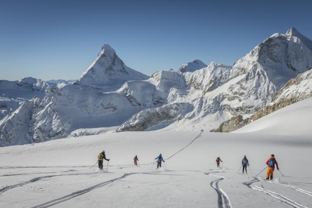 Skitour Zermatt Fluehorn con sciatori sulla neve
