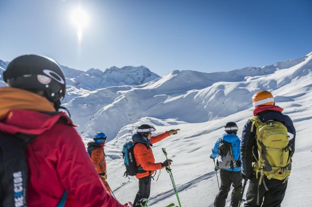 Skitour Breithorn Zermatt: Kumpulan pendaki ski bersiap untuk turun di Alps.