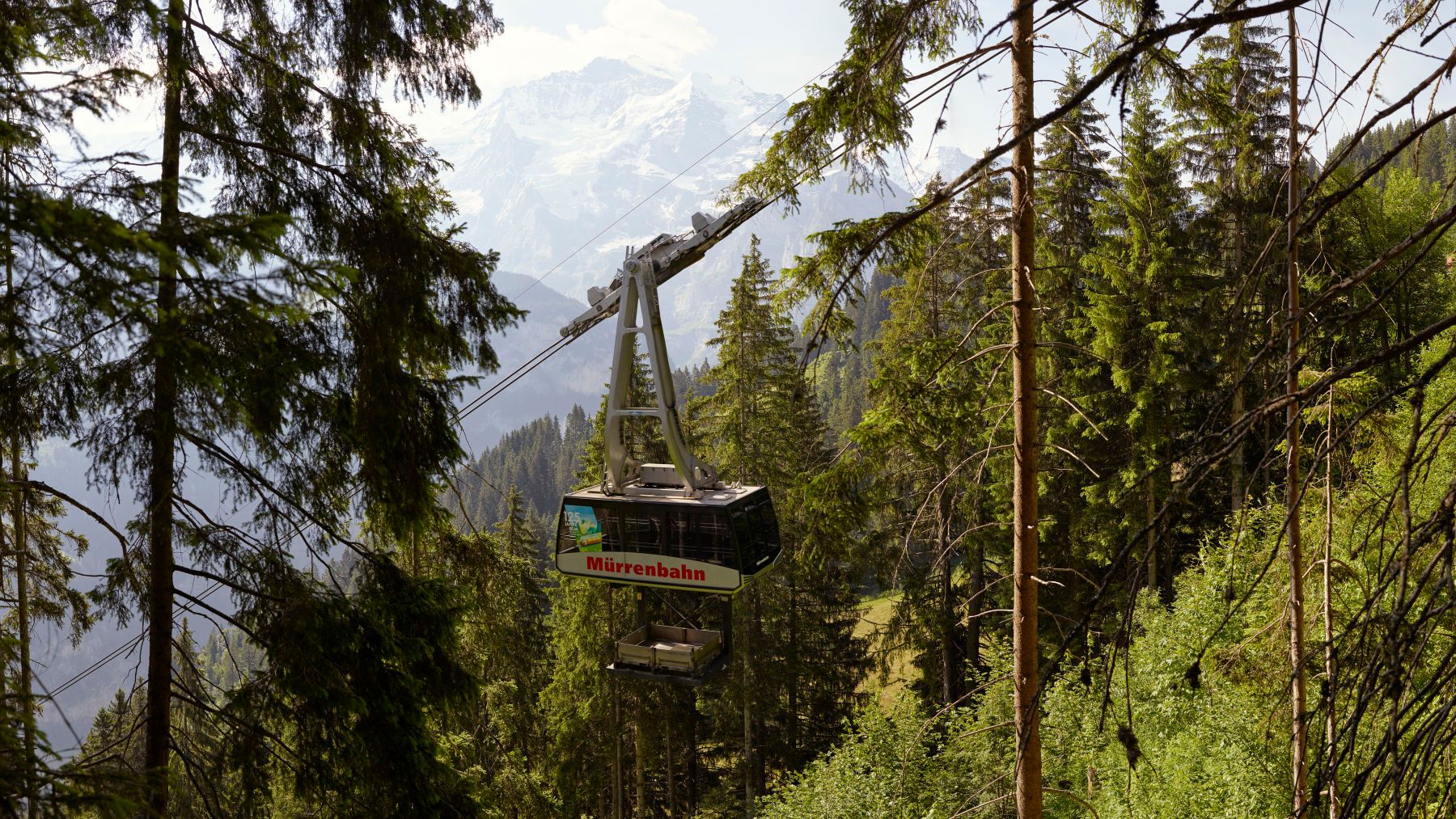 Téléphérique de Mürren : découvre la vue imprenable sur les montagnes et la nature des Alpes suisses.