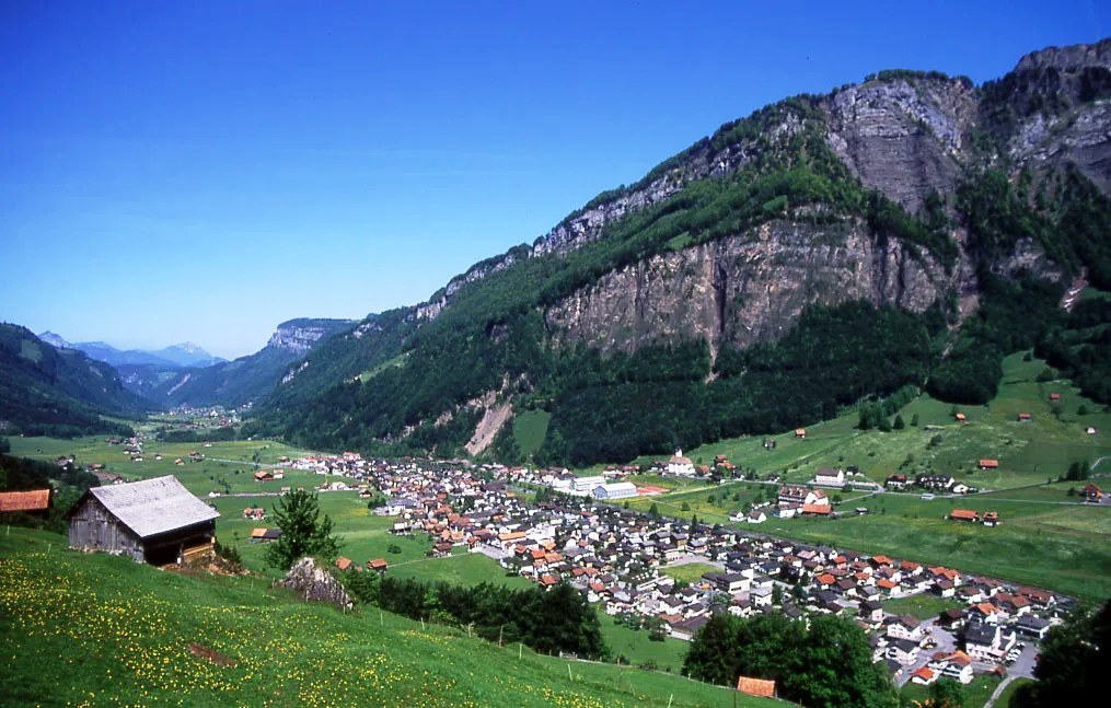 Muotathal dengan bumbung berwarna-warni, dikelilingi oleh gunung dan padang