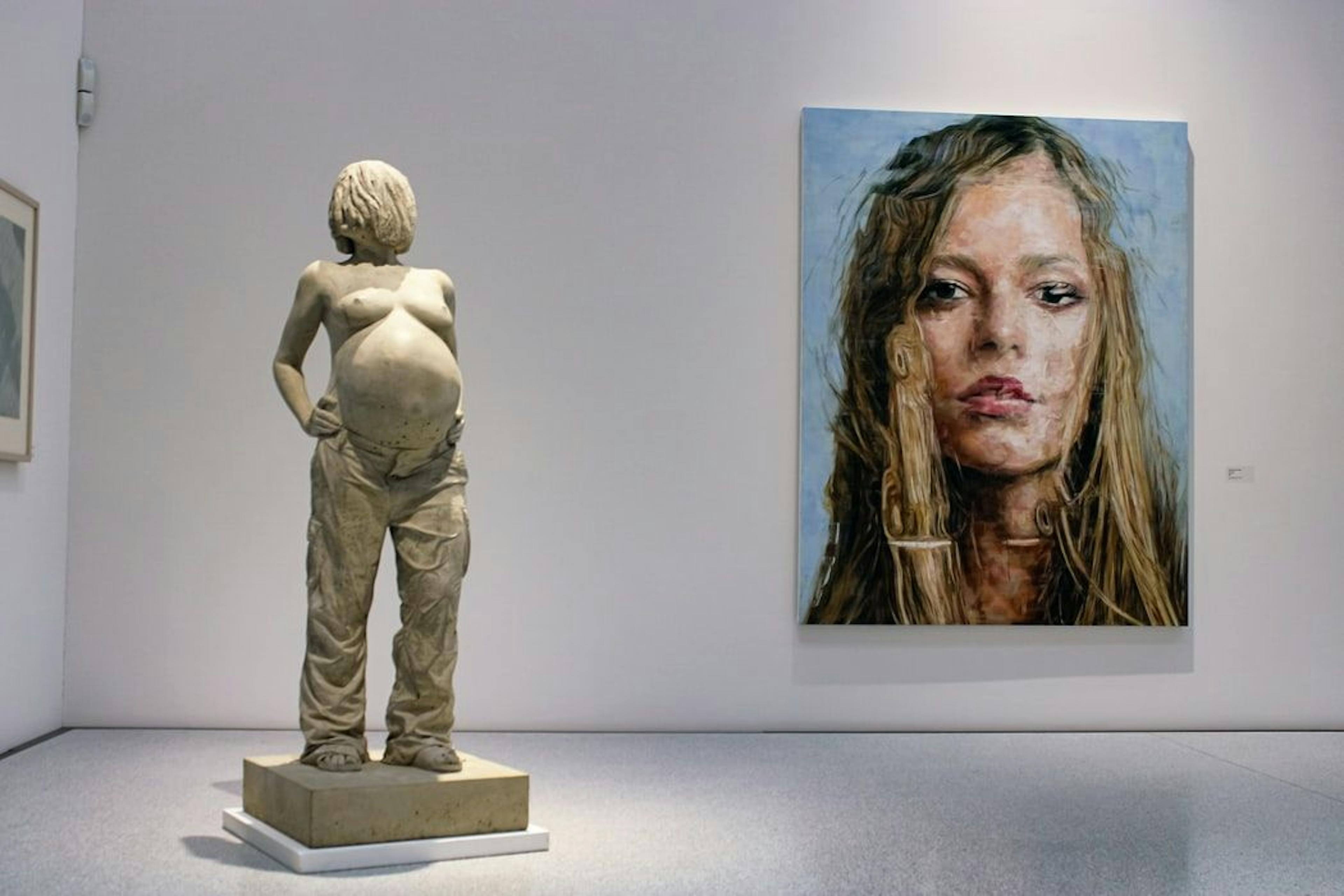 Esculturas e pinturas no museu