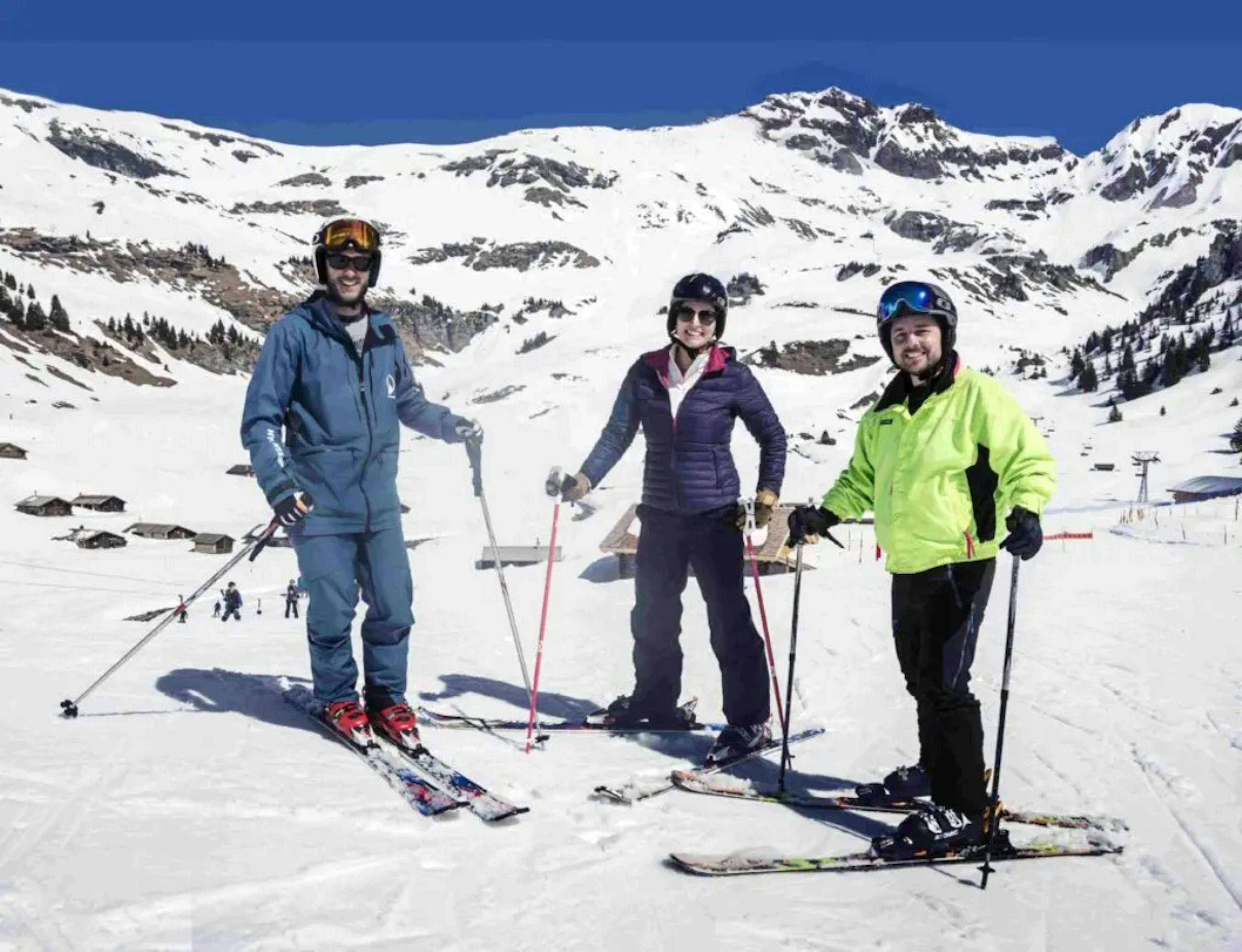 Engelberg : Skier avec des amis à l'école de ski d'Engelberg en hiver sur des pistes de rêve.