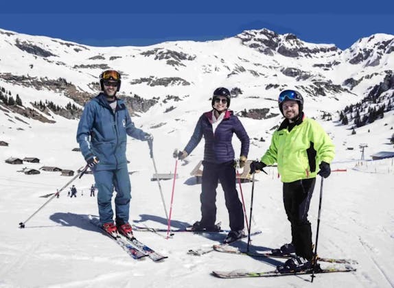 Engelberg: Skifahren mit Freunden in der Engelberger Skischule im Winter auf traumhaften Pisten.