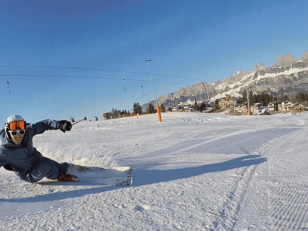 Skischule: Ski-Unterricht mit motivierenden Lehrern in den Bergen im Winter.
