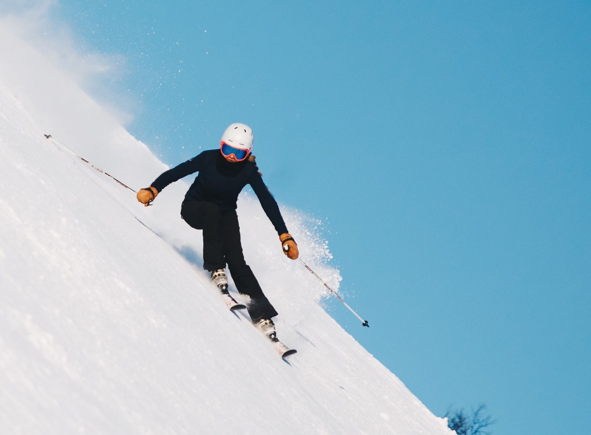 Narty: Narciarze na zaśnieżonym stoku w Norwegii, zimowa aktywność na łonie natury.