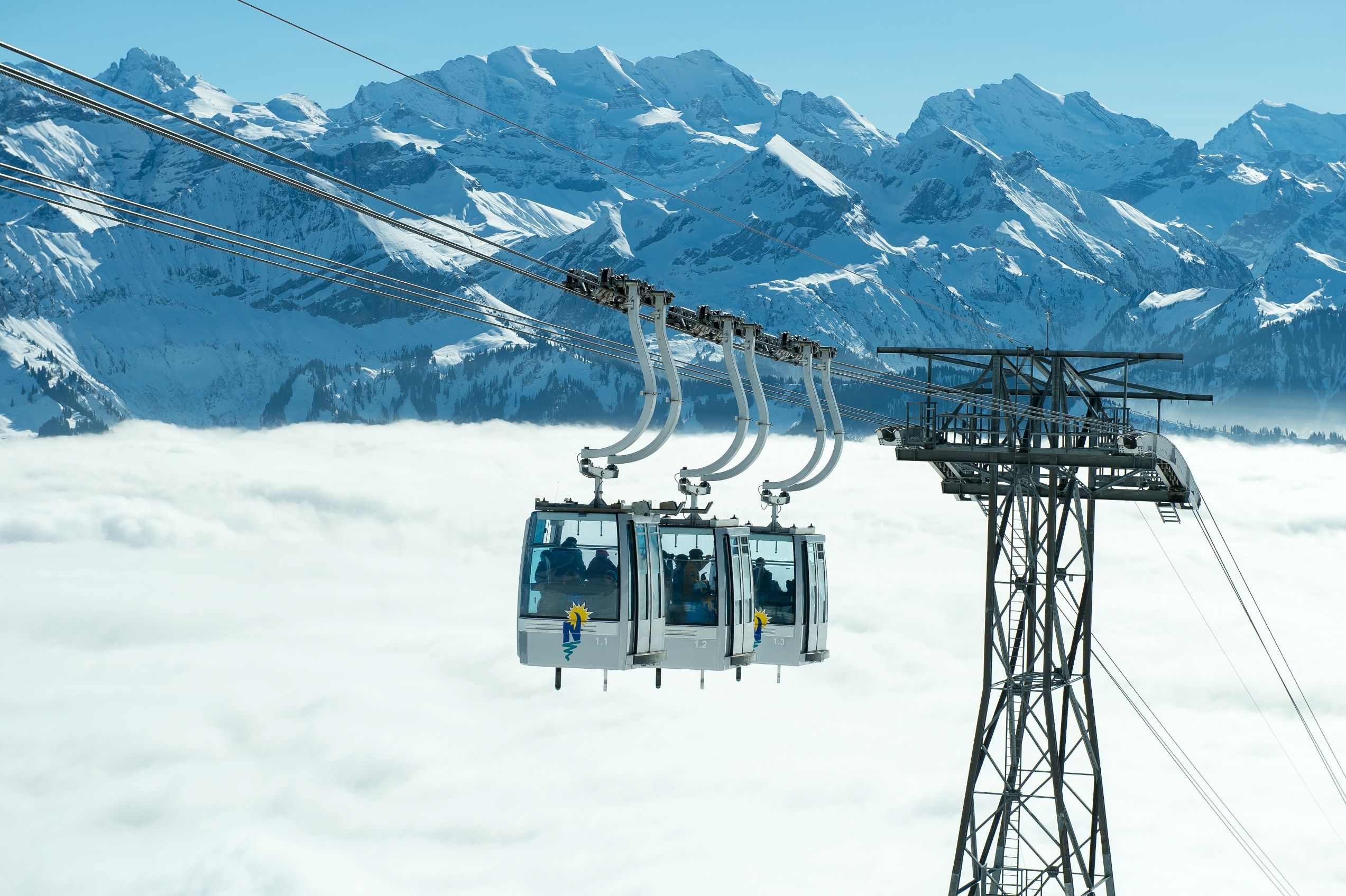 冬の2023年に雲海の上のニーダーホルンゴンドラ