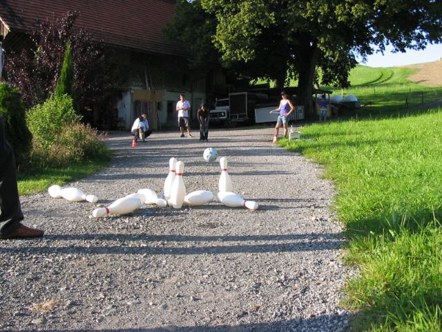 Alppeolympiade Schweiz: Fodbold møder kegleløb udendørs på grusvej.