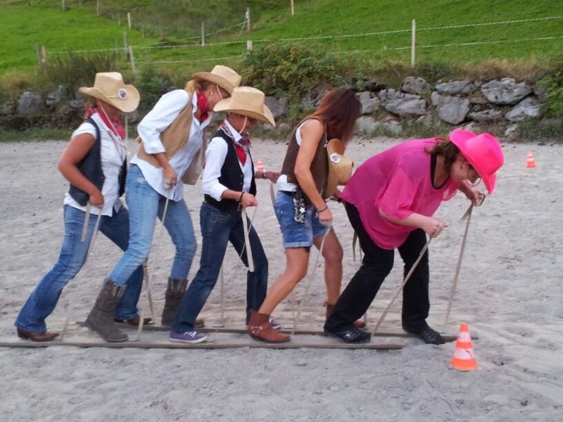 Alpenolympiade 2023 : Activité d'équipe avec plusieurs personnes lors du jeu des échafaudages