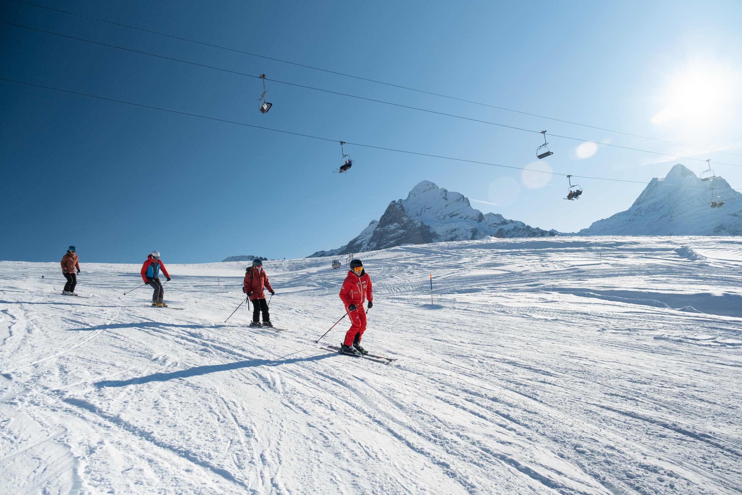 Sekolah Ski Grindelwald: Pelajaran ski untuk grup di musim dingin, dikelilingi salju dan pegunungan
