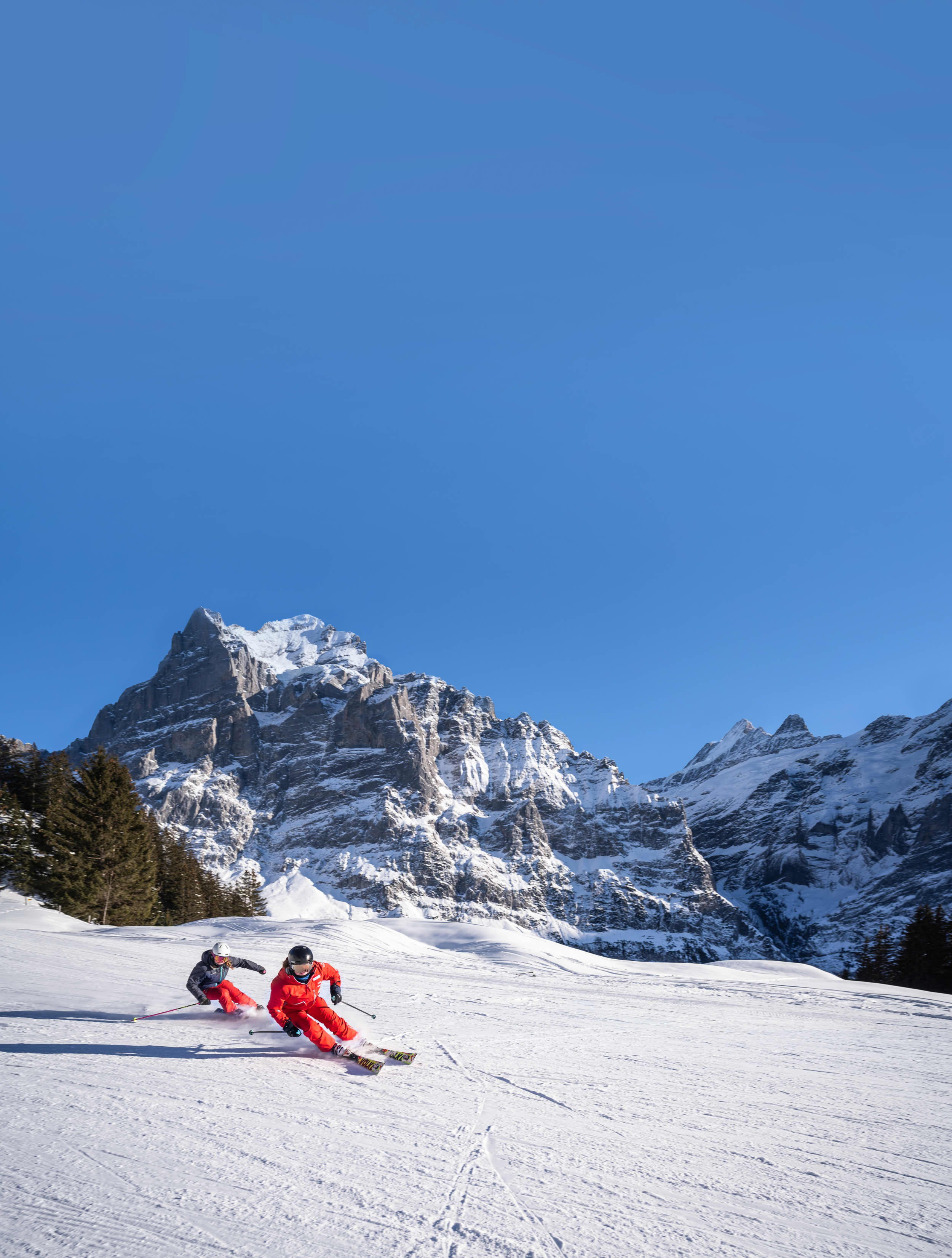Skischule: Erwachsene lernen Skifahren in den Schweizer Bergen, Winteraktivitäten und Schnee.