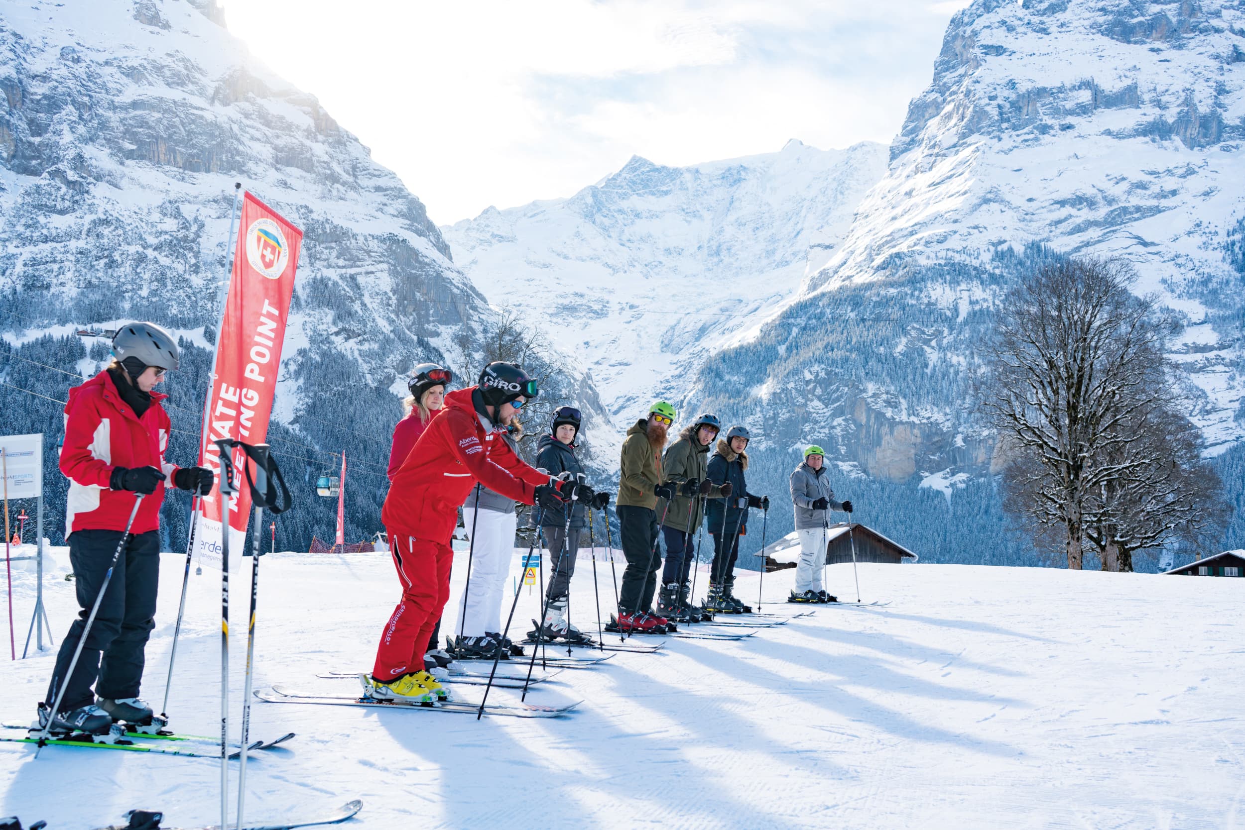 Sekolah Ski Grindelwald: Grup saat bermain ski di pegunungan saat musim dingin, sempurna untuk petualanganmu.