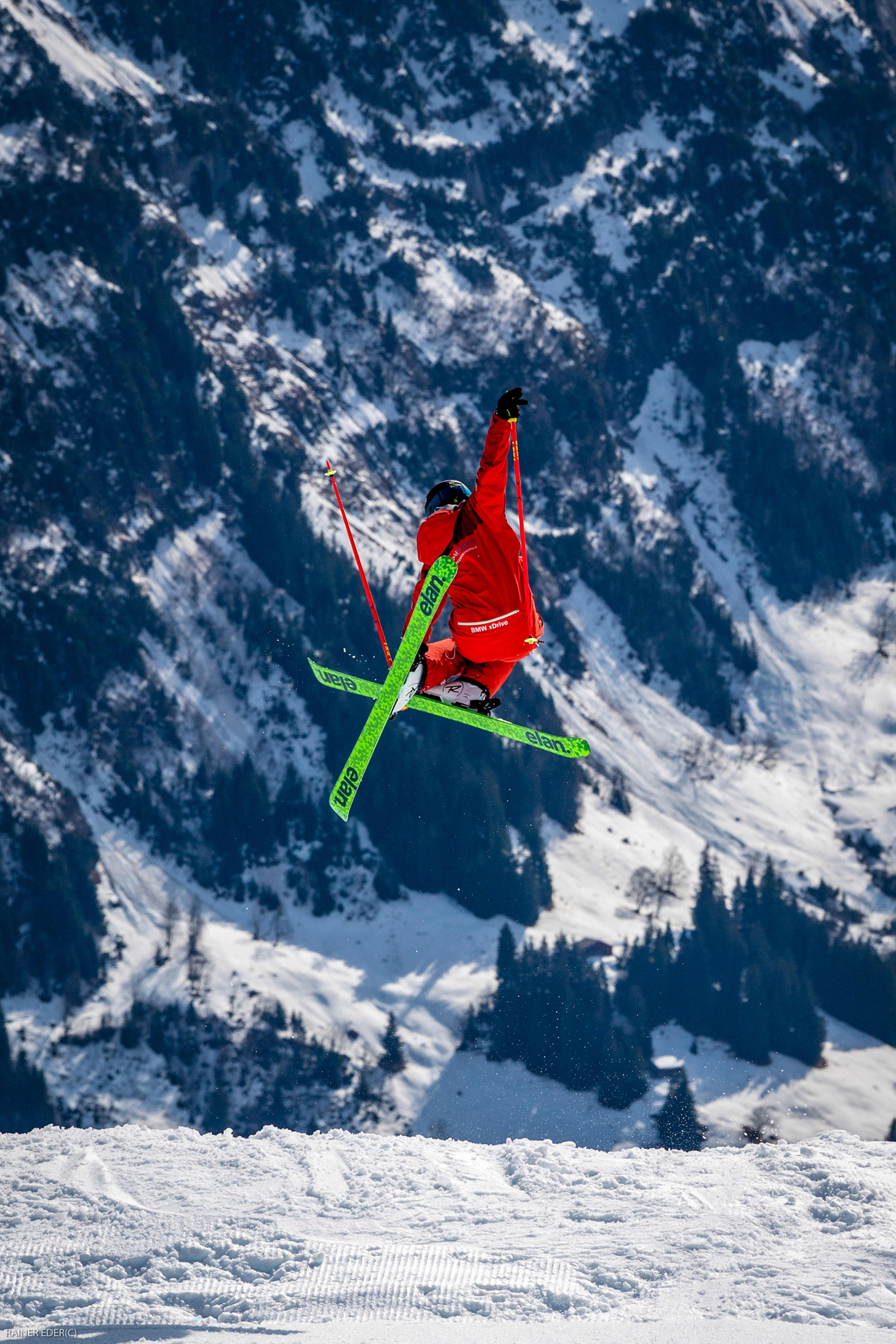 Skischule in der Schweiz: Erwachsene beim Skifahren im Winter in atemberaubender Berglandschaft