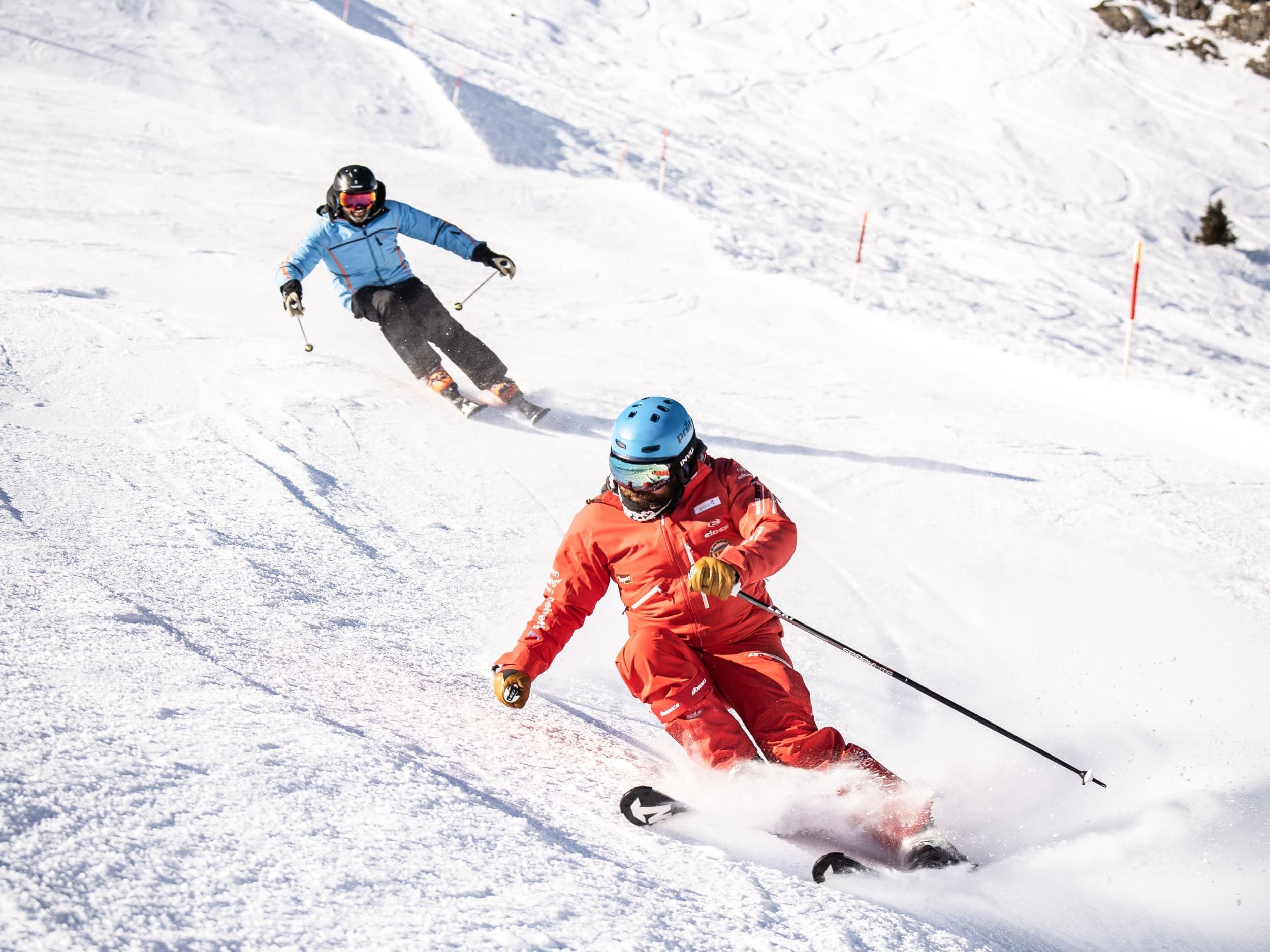 Lyžařská škola: Dospělí se učí lyžovat ve Švýcarsku v zimní krajině.