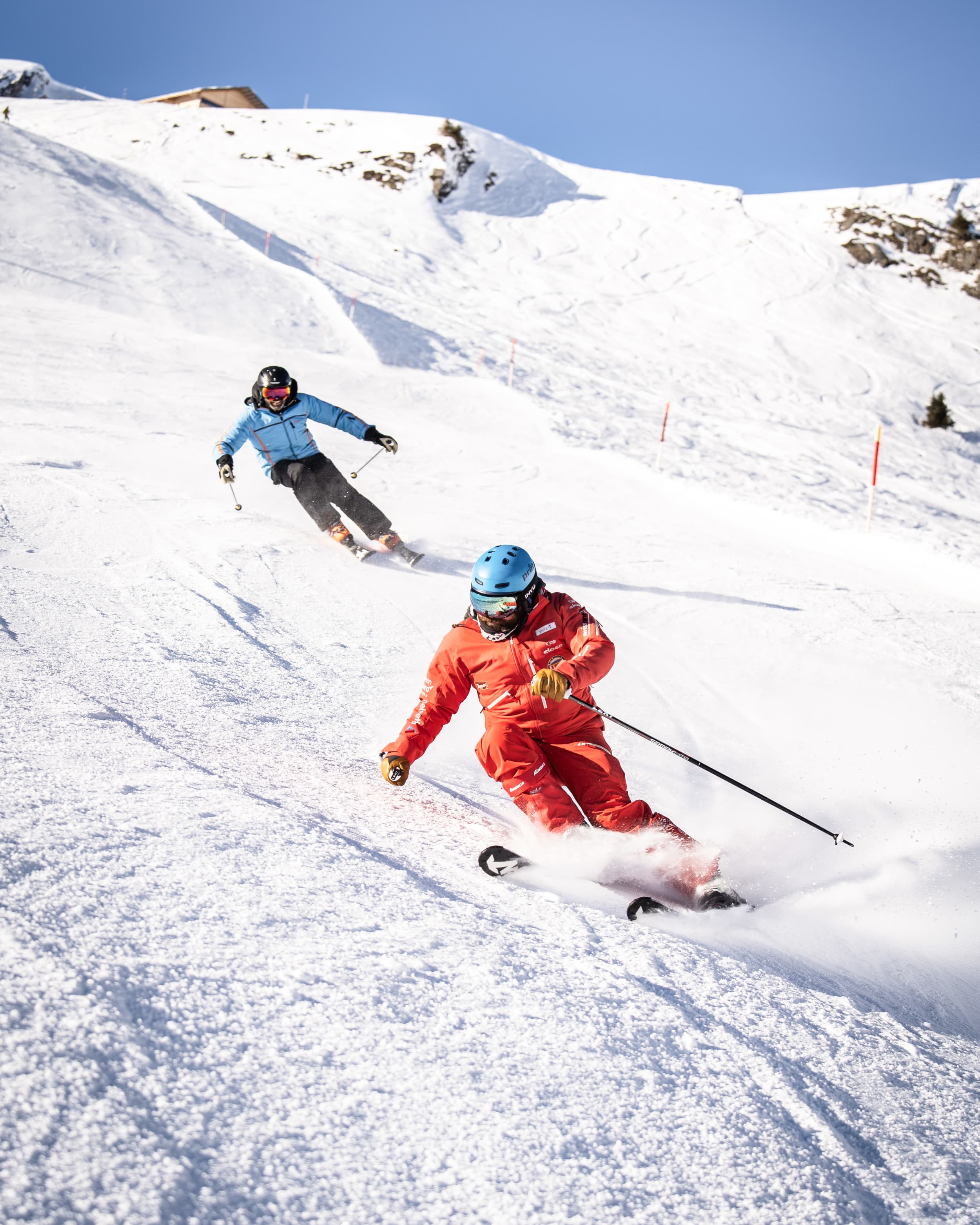Skischule: Erwachsene beim Skifahren im Schnee in der Schweiz. Erlebe spannende Abenteuersportaktivitäten.