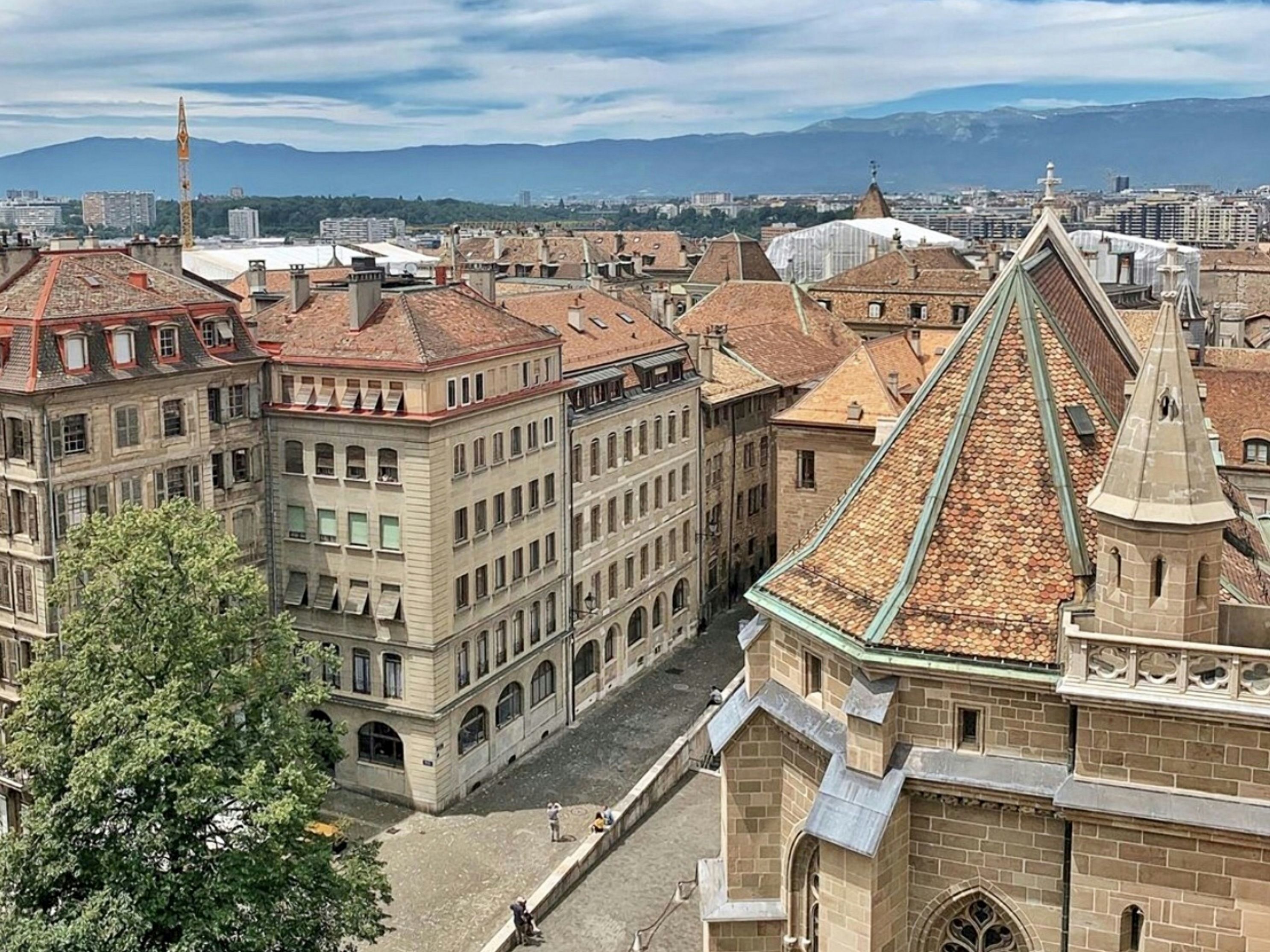 Vista della città: Edifici storici a Ginevra, strade pittoresche e facciate colorate in estate.