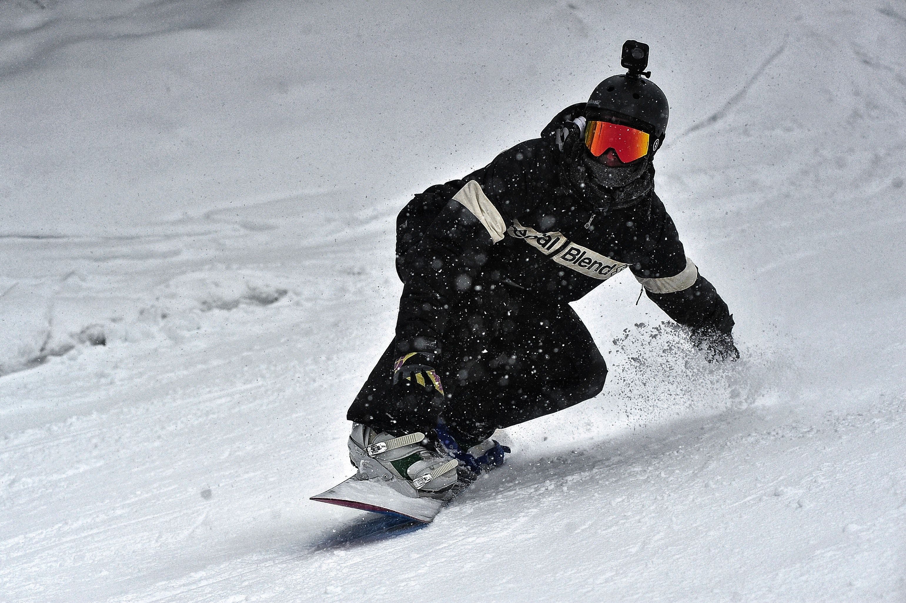 Snowboarder sulla pista con neve, perfetto per una vacanza invernale e divertimento sugli sci all'aperto.