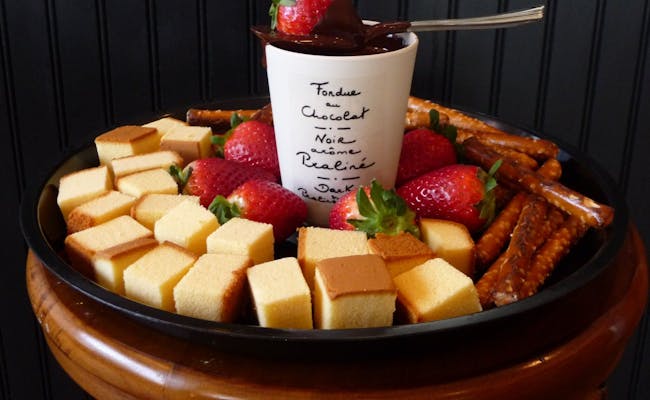 fondue الشوكولاتة مع الفراولة الطازجة والمخبوزات.