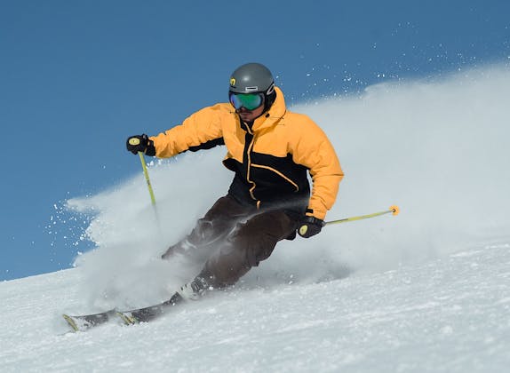 Ski : skieur masculin en hiver avec neige, montagnes, sport et activité.