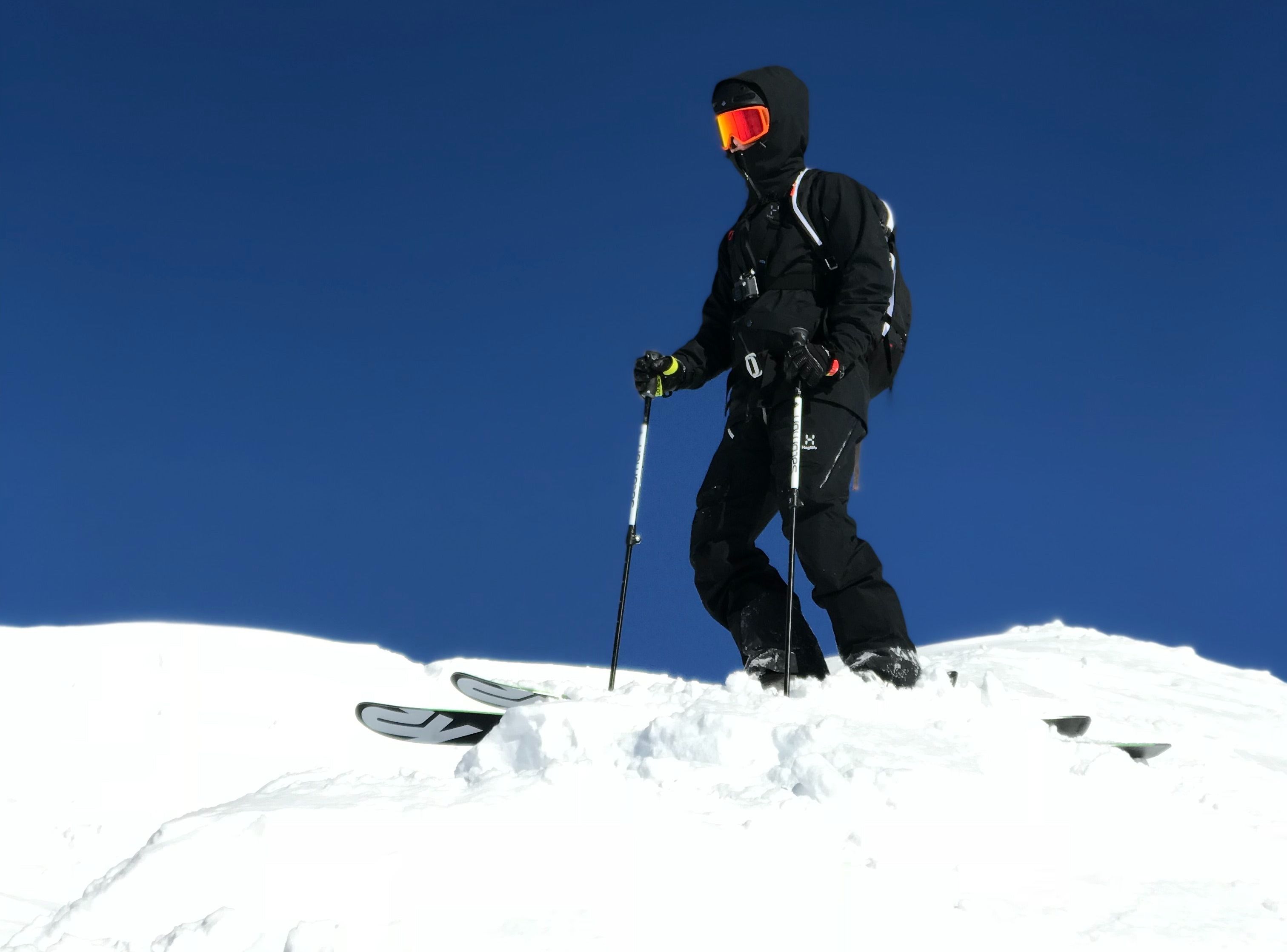 Skileraar: Actieve sporter in de sneeuw met ski-uitrusting in een winterachtig berglandschap.