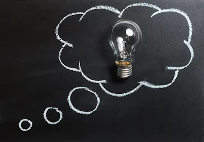 Glühbirne: kreative Idee auf schwarzem Hintergrund, inspirierend und innovativ für kreative Gedanken.