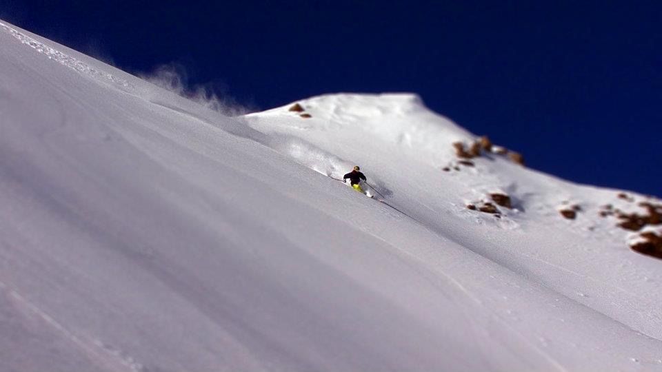 स्की: पहाड़ों में ताजा बर्फ में स्की यात्री, सर्दियों के खेल और स्की यात्रा के लिए आदर्श।