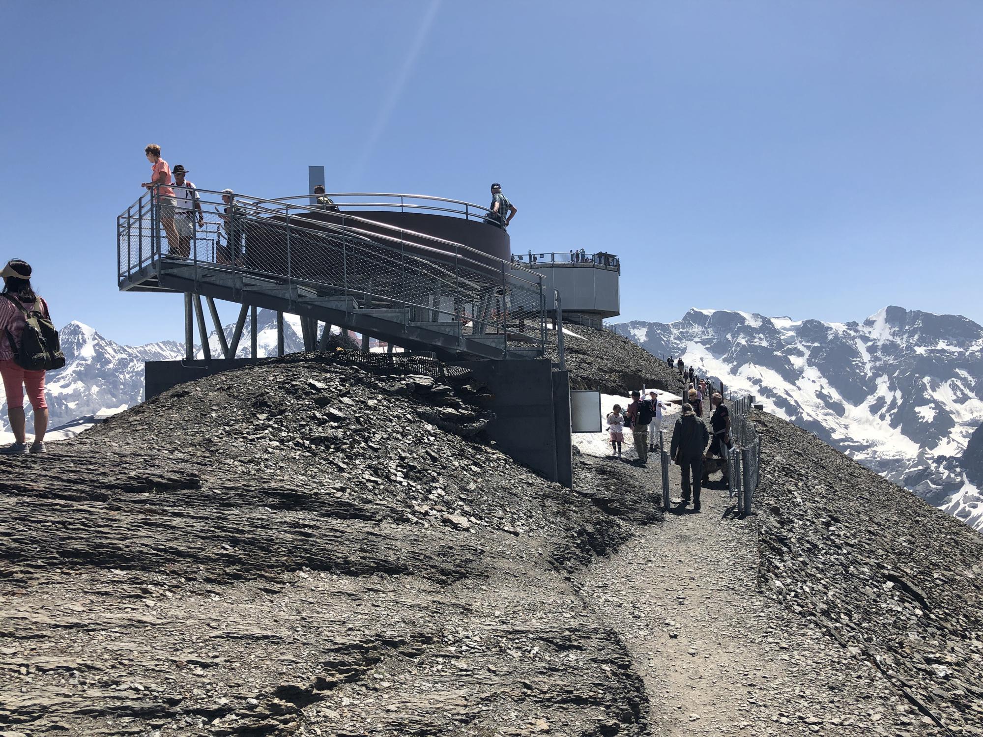 Schilthorn: indrukwekkend uitzicht met bezoekers en omringende bergen in de zomer