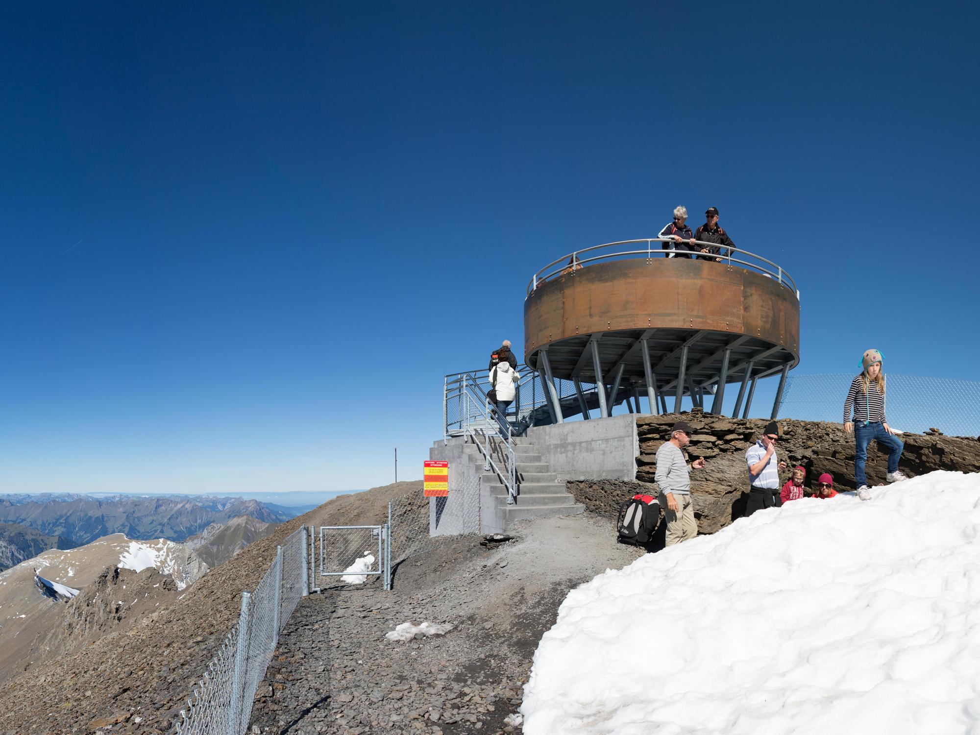 Schilthorn Piz Gloria met uitkijkt terrace en bezoekers