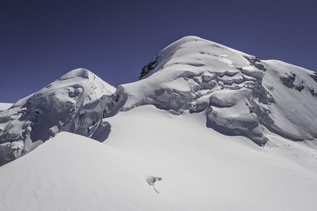 Castor en Pollux in de winter met sneeuw en indrukwekkende bergtoppen.