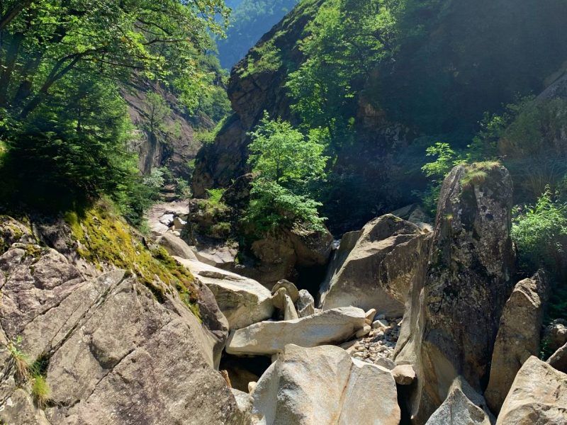 Gola di Pontirone con attività di canyoning e ambiente roccioso.