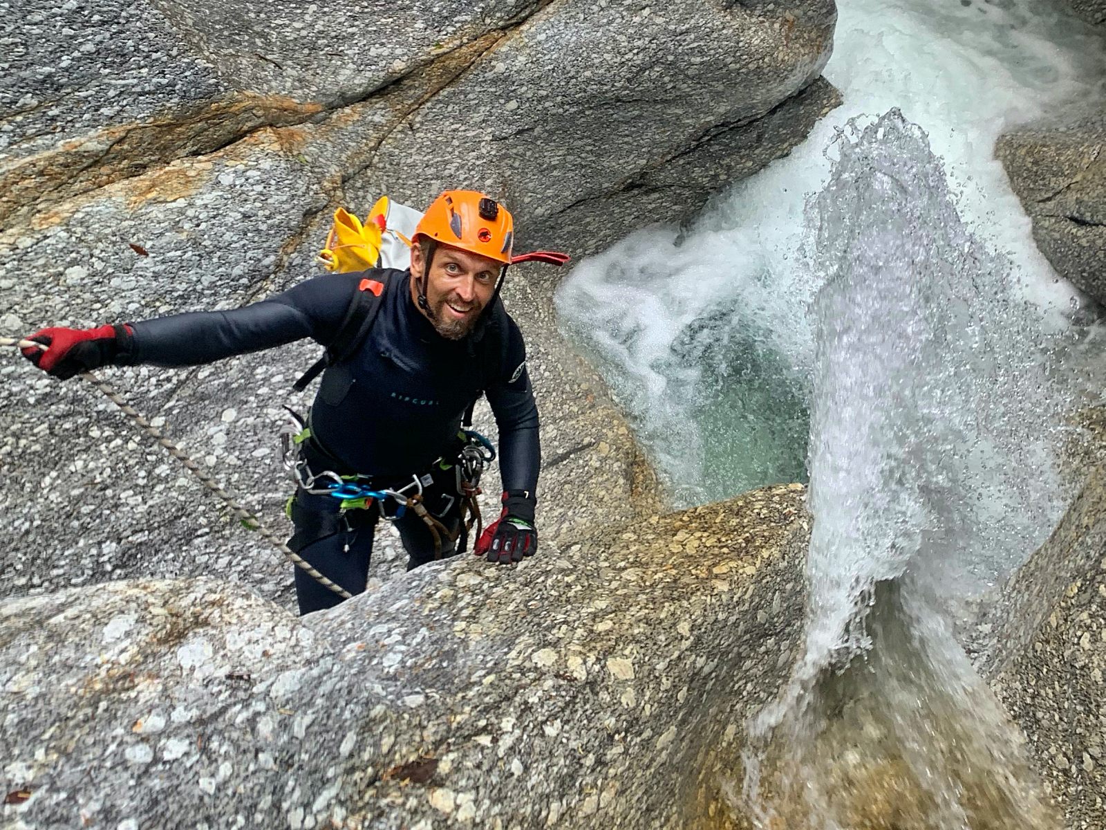 Canyoning nella gola del Pontirone con acqua frizzante. Un partecipante in muta e casco.