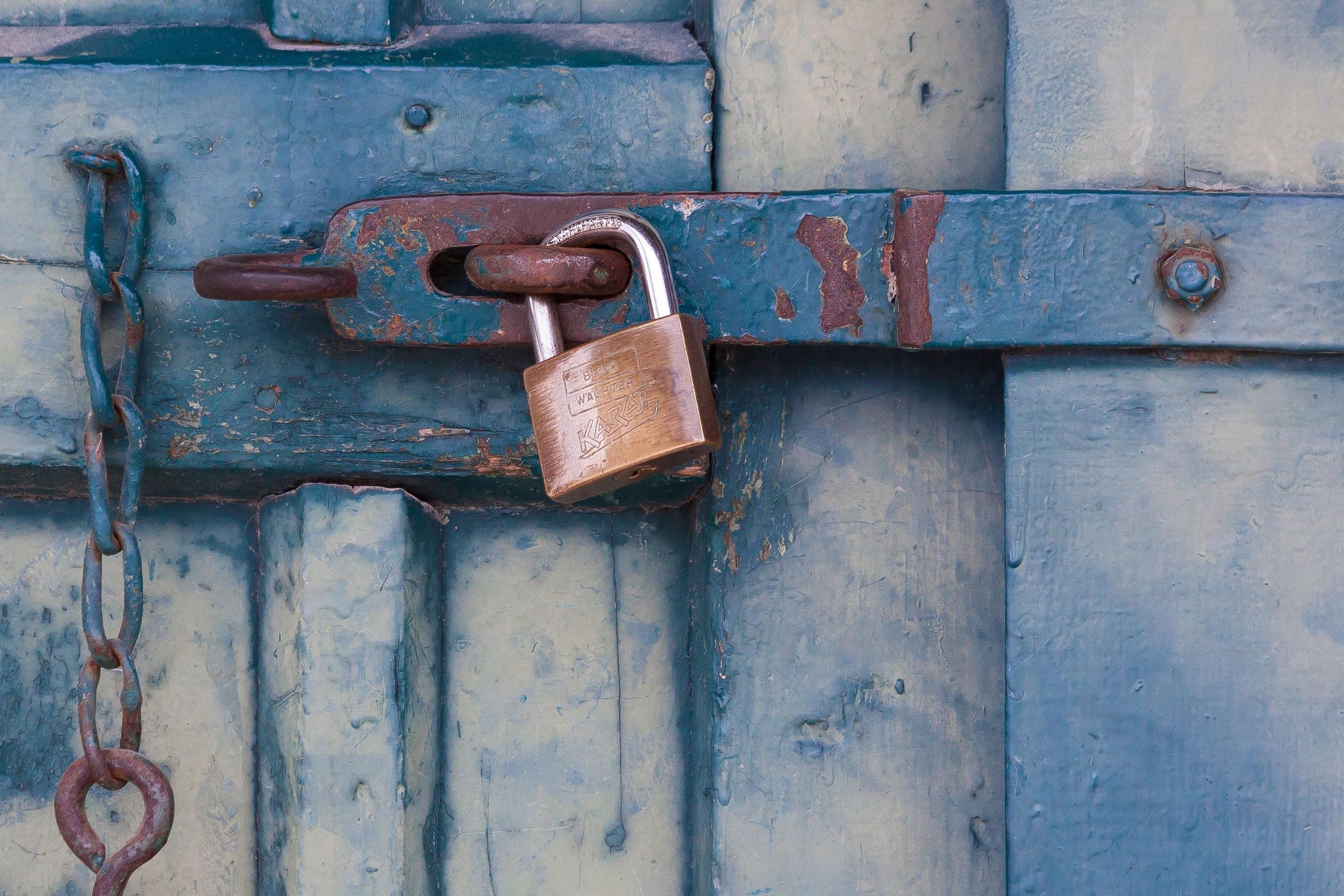 Blaues Schloss an einer alten Tür