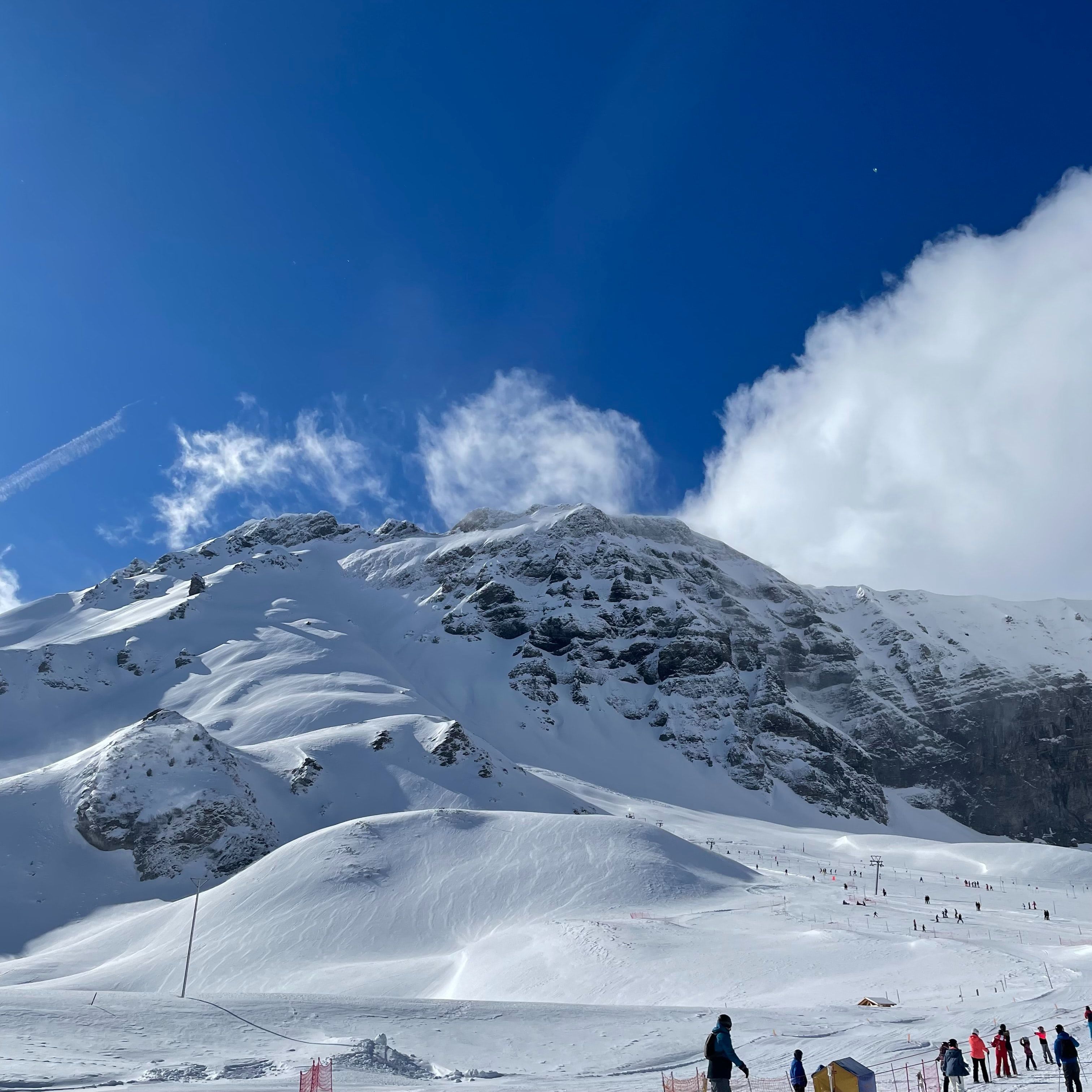 멜크제: 스키를 타는 사람들과 눈 덮인 산들로 이루어진 인상적인 겨울 풍경.